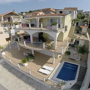  Apartment Palace View